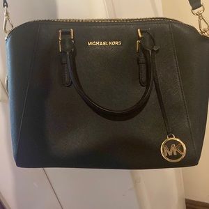 Black Michael Kors Large purse with zipper
